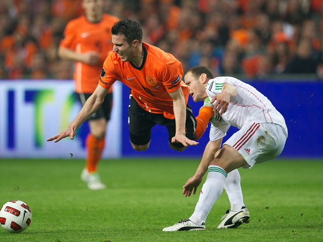 Beeld uit de laatste thuiswedstrijd van Oranje tegen Hongarije (29 maart 2011), waarbij Robin van Persie over de knie gaat bij Vilmos Vanczak.