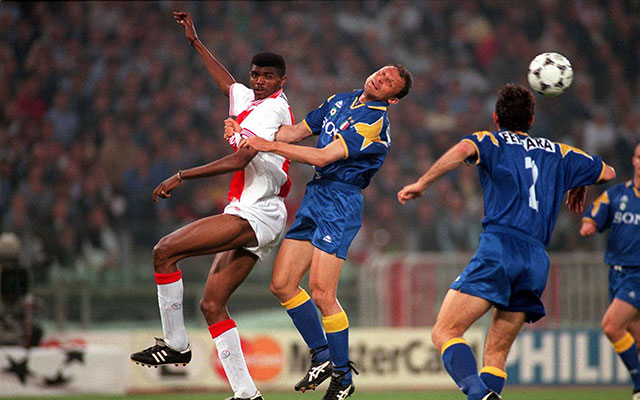 Pietro Vierchowod in de Champions League-finale van 1996 met Ajacied Nwankwo Kanu.