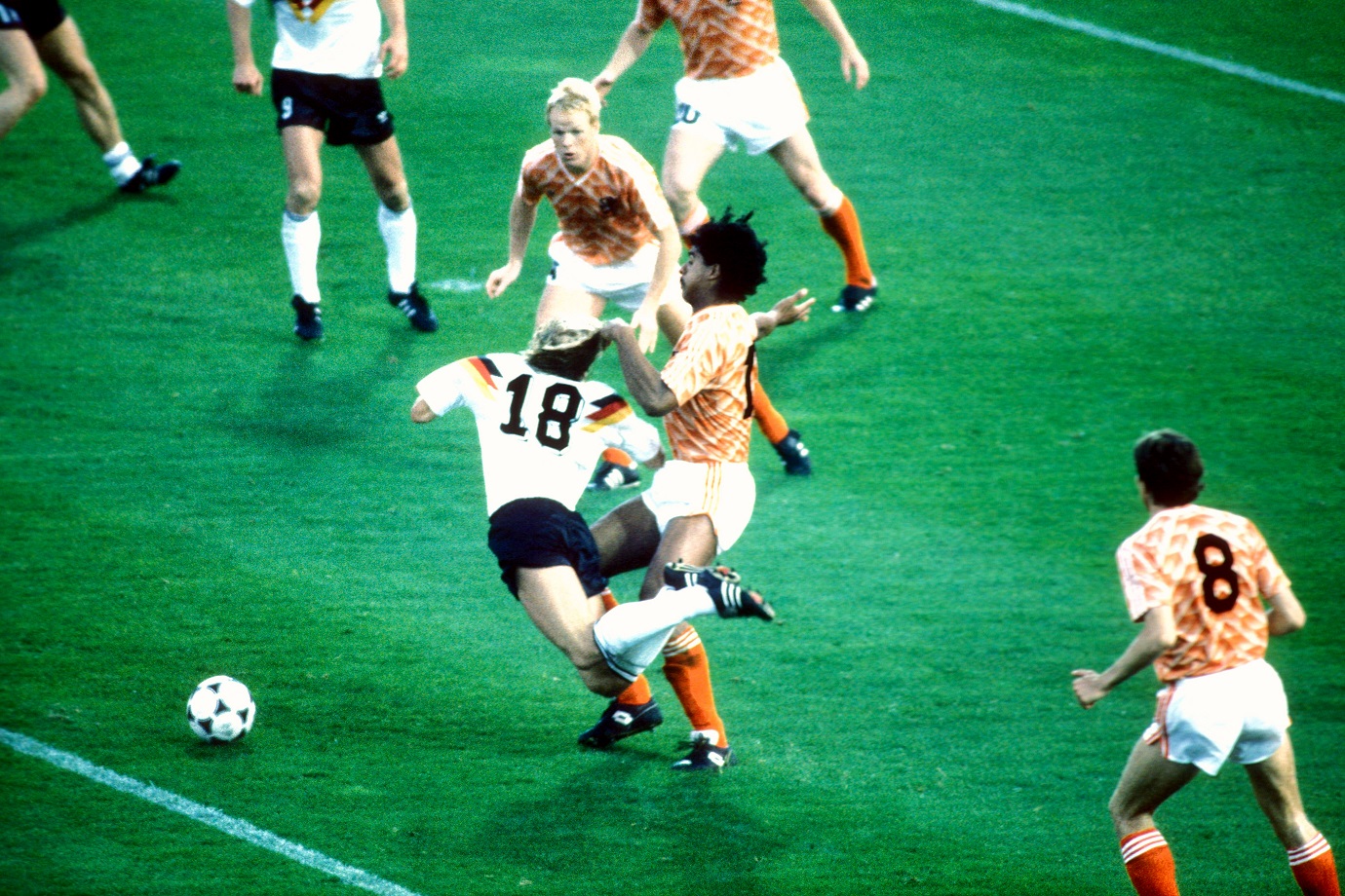 Jürgen Klinsmann valt sierlijk over de knie van Frank Rijkaard in de halve finale van het EK 1988: penalty!