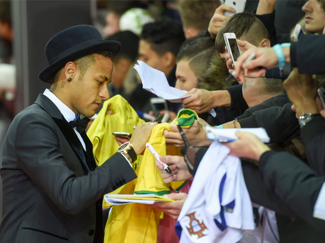 Neymar toont zich al tevreden met de nominatie. &#039;Het is een enorme eer dat ik samen met twee spelers waar ik veel bewondering voor heb genomineerd ben voor deze prijs.&#039; De Braziliaan moet het uiteindelijk doen met een derde plaats.