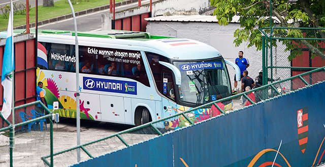 Oranje komt met de officiële bus aan voor de laatste training in Rio voor het duel met Spanje van vrijdag.