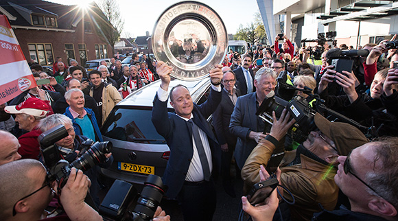 PSV volgt Ajax op als landskampioen. De schaal is binnen en directeur betaald voetbal Bert van Oostveen kan het zilverwerk afstaan. 