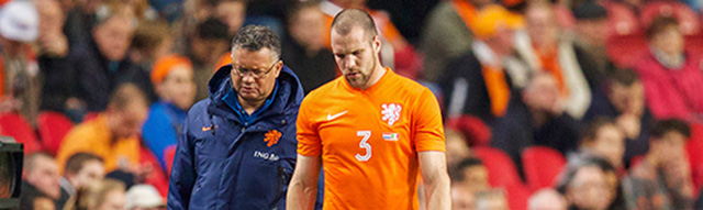 Ron Vlaar moest al na 23 minuten geblesseerd het veld verlaten. Het is onzeker of hij zondag tegen Letland in actie kan komen.