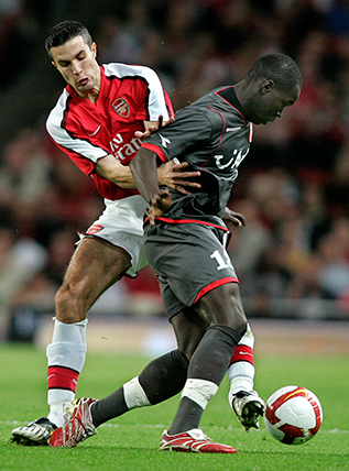 Robin van Persie, inmiddels speler van Manchester United, vecht in het seizoen 2008/09 namens Arsenal een duel uit met Cheick Tioté, inmiddels spelend in het shirt van Newcastle United.
