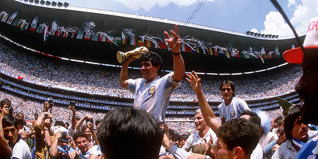 Diego Maradona met de wereldbeker in 1986. Treedt Lionel Messi zondagavond in zijn voetsporen?