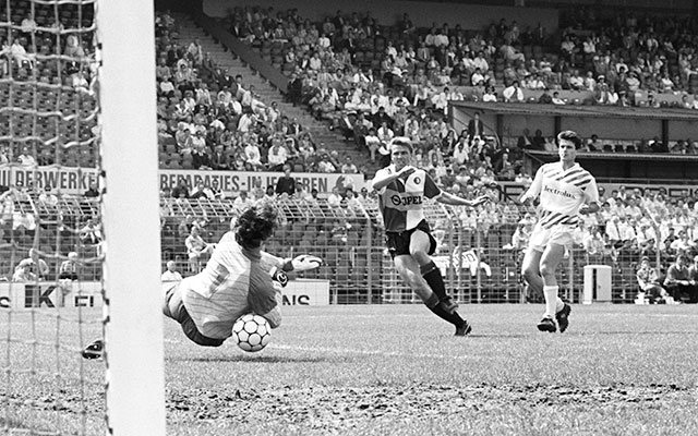 De laatste Eredivisie-keeper die acht goals incasseerde in De Kuip was Hans de Koning in 1987.