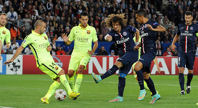 David Luiz toont zijn aanvallende kwaliteiten in de thuiswedstrijd tegen Barcelona: 1-0.