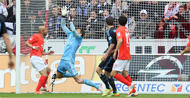 De fout van Heiko Westermann en de daarmee gepaarde tegengoal leek een onheilspellend signaal, maar Hamburger SV blijft vooralsnog behouden voor de Bundesliga. 