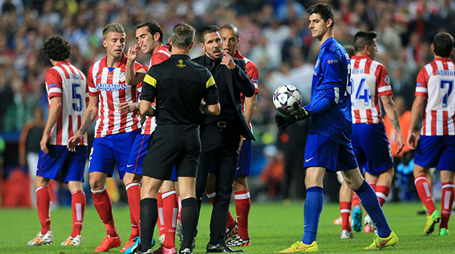 Scheidsrechter Björn Kuipers zorgde soms voor woede bij Atlético Madrid, maar hield zich knap staande. Daar had hij wel twaalf gele kaarten voor nodig: een record in een Champions League-finale.