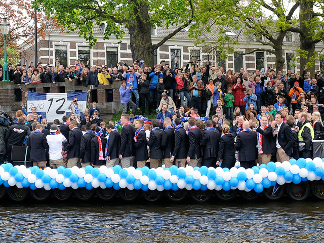 De inwoners van Zwolle liepen in groten getale uit voor de rondvaart van de selectie van PEC Zwolle.