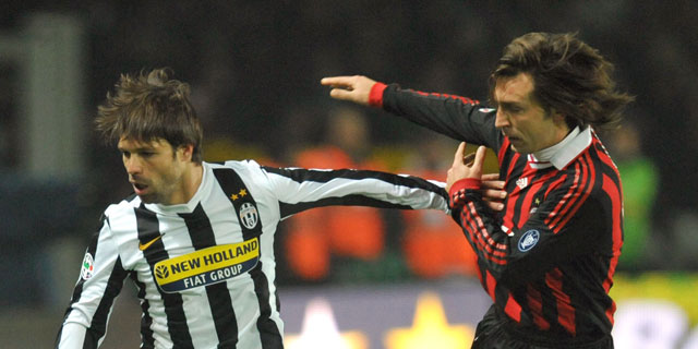 Andrea Pirlo als Milanista in duel met toenmalig Juventus-dirigent Diego.