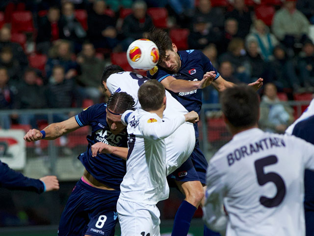 Jan Wuytens in een kopduel tijdens het Europa League-duel met Shakhtyor Karaganda. Op de foto boven viert hij samen met Roy Beerens een AZ-goal.