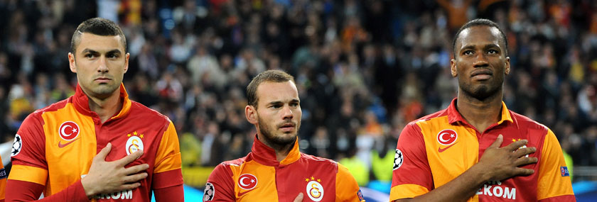 Galatasaray-aanvaller Burak Yilmaz links op de foto met Wesley Sneijder en Didier Drogba.