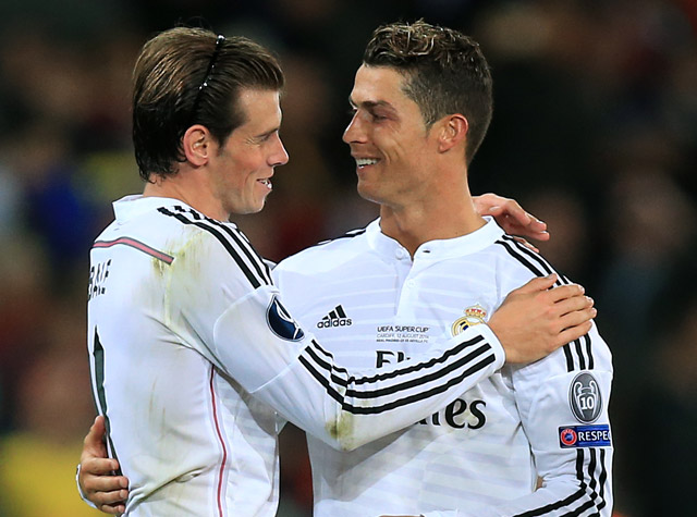 Doelpuntenmakers Gareth Bale en Cristiano Ronaldo omhelzen elkaar.