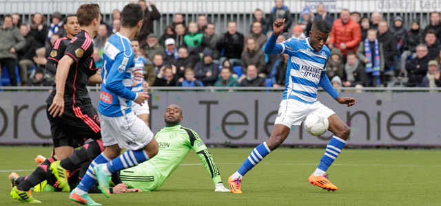 Ajax-doelman Kenneth Vermeer kan net als zijn verdedigers niet voorkomen dat Guyon Fernandez tien minuten voor rust PEC Zwolle op gelijke hoogte zet.