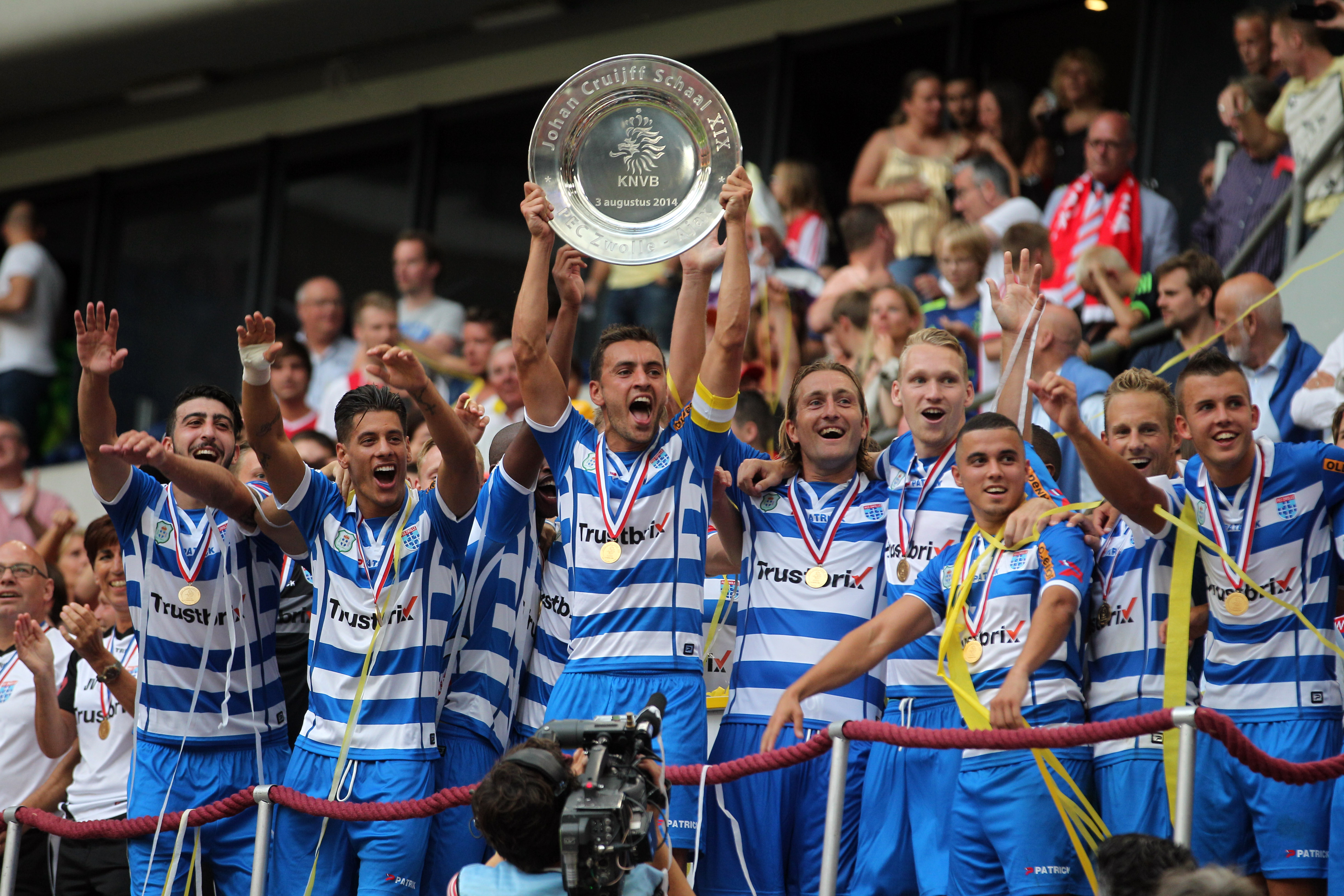 Ook voor PEC Zwolle een primeur. De club wordt voor het eerst in de geschiedenis de winnaar van de Johan Cruijff Schaal. Aanvoerder Bram van Polen krijgt de schaal overhandigd van oud-voetballer Ben Hendriks.