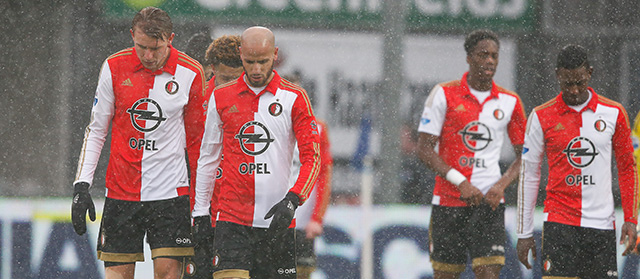 Feyenoord druipt af na de 3-1 nederlaag bij PEC Zwolle. Een typerend beeld voor de zwakke fase waarin de ploeg op dat moment zit.