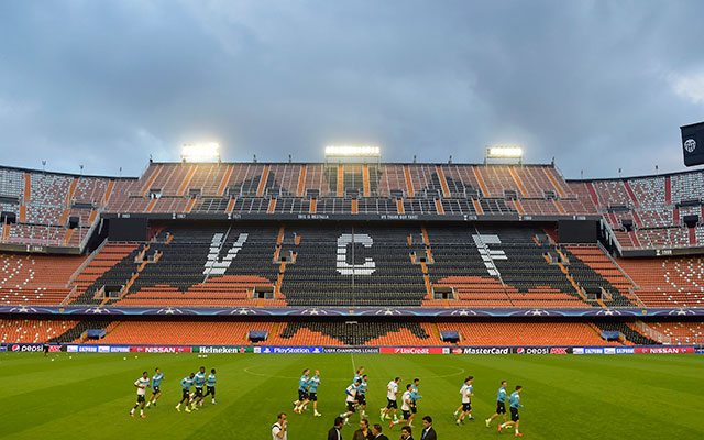 De selectie van AA Gent maakte tijdens de laatste training van maandagavond al even kennis met Estadio Mestalla, de thuishaven van Valencia.