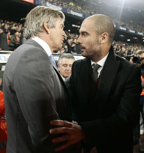 Manuel Pellegrini en Pep Guardiola treffen elkaar in het seizoen 2010/11 in Camp Nou voorafgaand aan het competitieduel tussen Barcelona en Málaga.