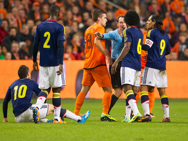 Ook daarna bleef het een pittig potje. AS Monaco-middenvelder James Rodríguez ligt op de grond nadat Oranje-captain Kevin Strootman (bij afwezigheid van Robben en Robin van Persie droeg hij de aanvoerdersband) hem een tik had verkocht.