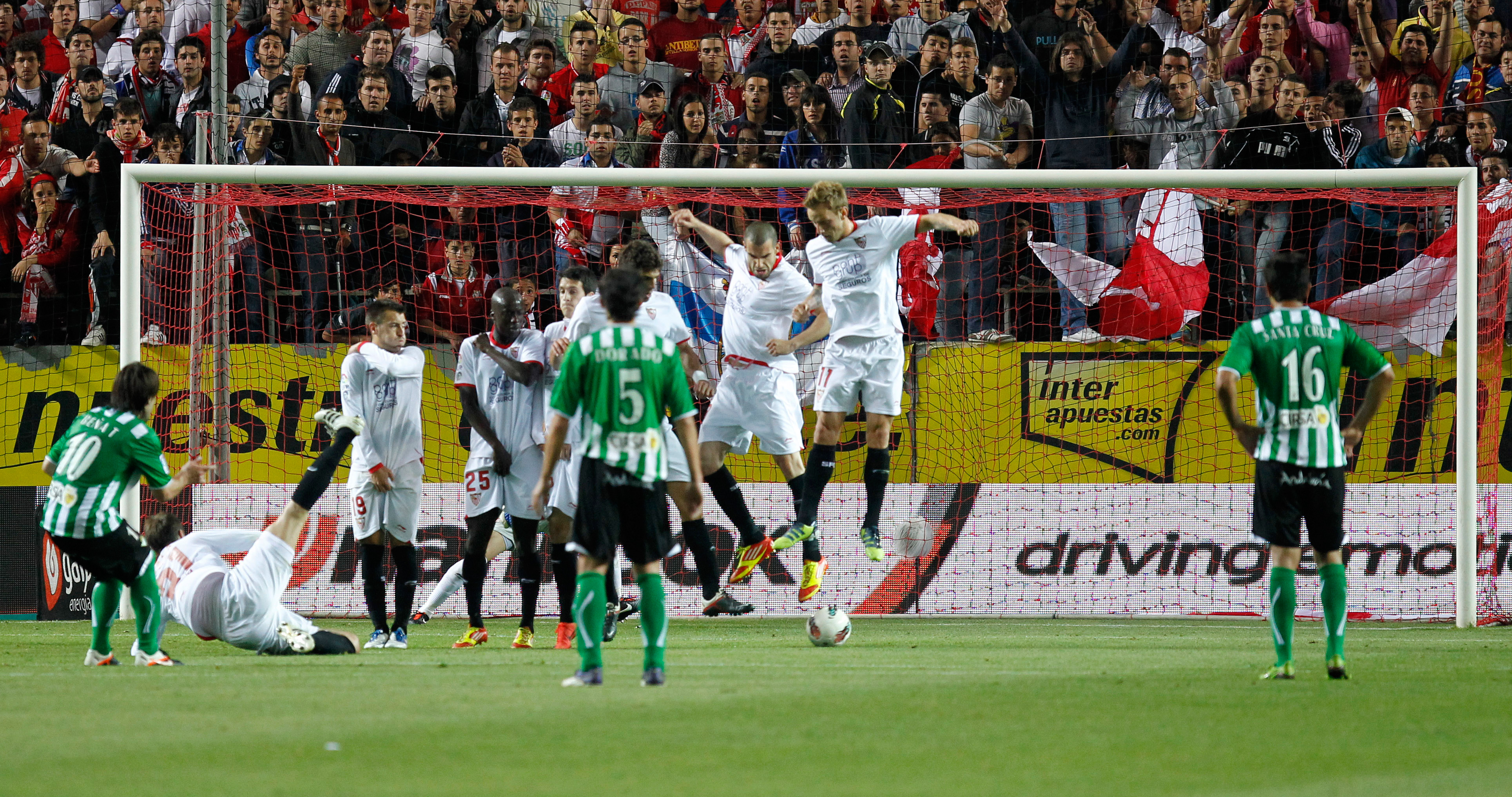 Op 2 mei 2012 versloeg Betis de stadgenoot voor het laatst in competitieverband. Bij een 1-1 stand mocht Beñat in de extra tijd aanleggen voor een vrije trap op de rand van het strafschopgebied van Sevilla. De spelverdeler schoof de bal onder de opspringende muur door: 1-2.