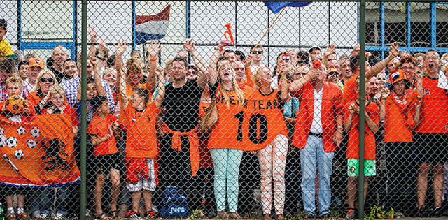 Een paar honderd fans stonden de helden van Oranje op te wachten.