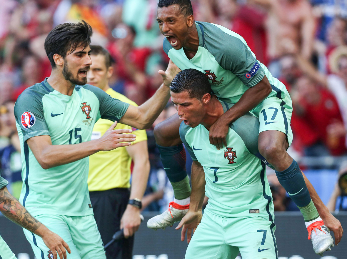 Cristiano Ronaldo is eindelijk de gevierde man bij Portugal. De superster wordt hier bejubeld door onder anderen Nani.