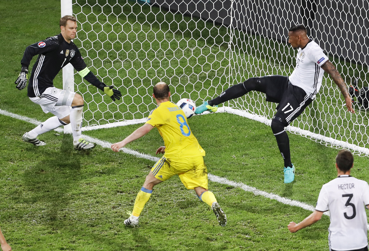 Een belangrijk moment op het perfecte moment afgedrukt. Jérôme Boateng schiet de bal - terwijl hij uit balans is - weg, net voor de doellijn. Mede door die redding hield Die Mannschaft &#039;de nul&#039;.