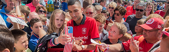 Hakim Ziyech toonde zich vorig seizoen in uitduels bijzonder productief. Kan de nieuwe aanvoerder FC Twente ook in Groningen bij de hand nemen?