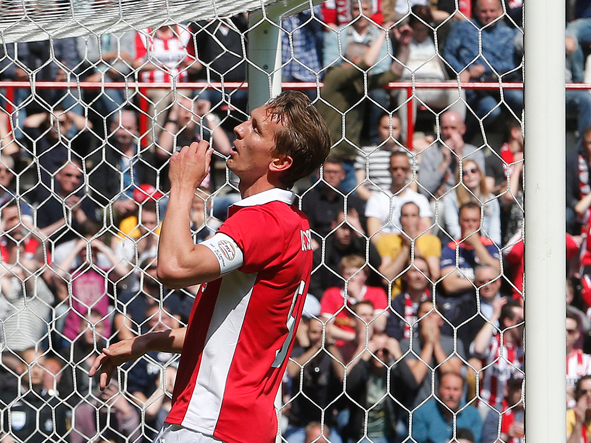Gemengde gevoelens in Eindhoven. Natuurlijk een 6-2 overwinning spreekt aan, maar een monsterzege op SC Cambuur is ook mogelijk geweest. En ook Ajax wint met vier doelpunten verschil. PSV is dus niets opgeschoten.