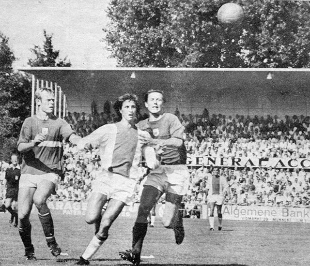 Johan Cruijff uit tegen GVAV in het midden van de jaren zestig, met links Martin Koeman.