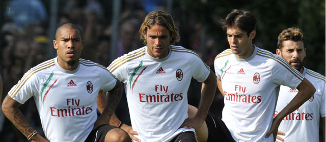 Geflankeerd door de zomeraankopen Alessandro Matri en Kaká doet Nigel de Jong rekoefeningen op Milanello, het vermaarde trainingscomplex van AC Milan.