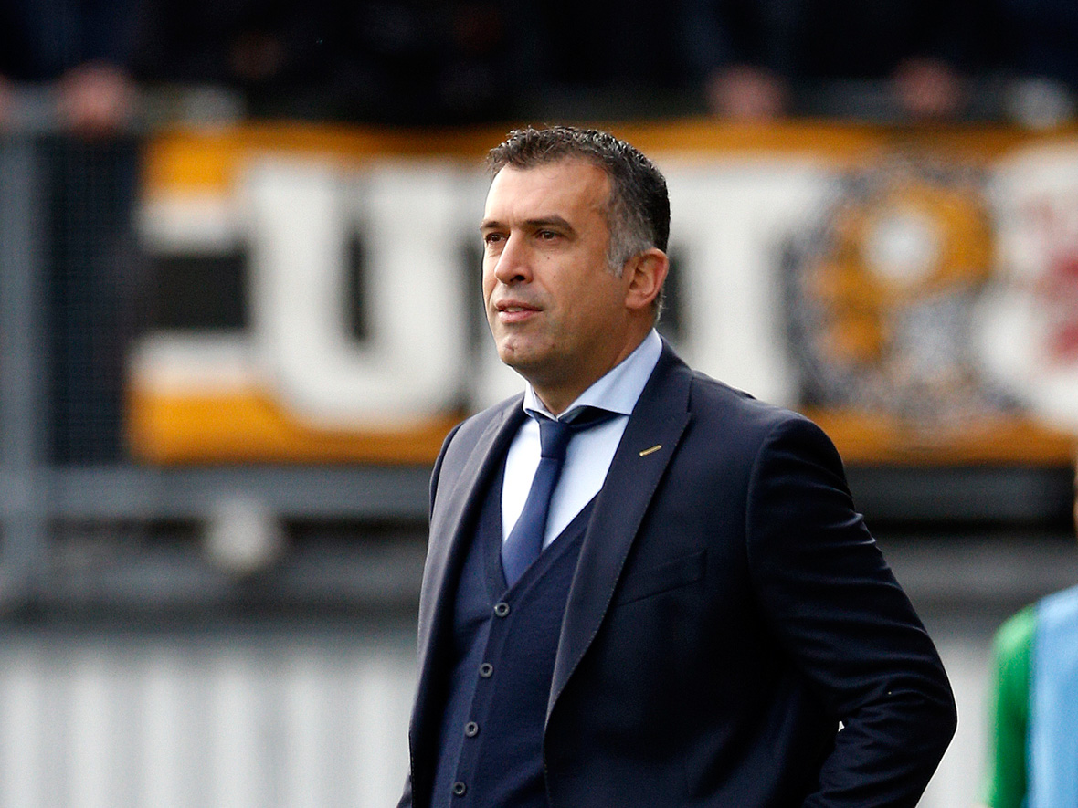 Yannis Anastasiou is de enige trainer die dit seizoen nog geen enkele thuiswedstrijd in de Eredivisie omzette in winst.