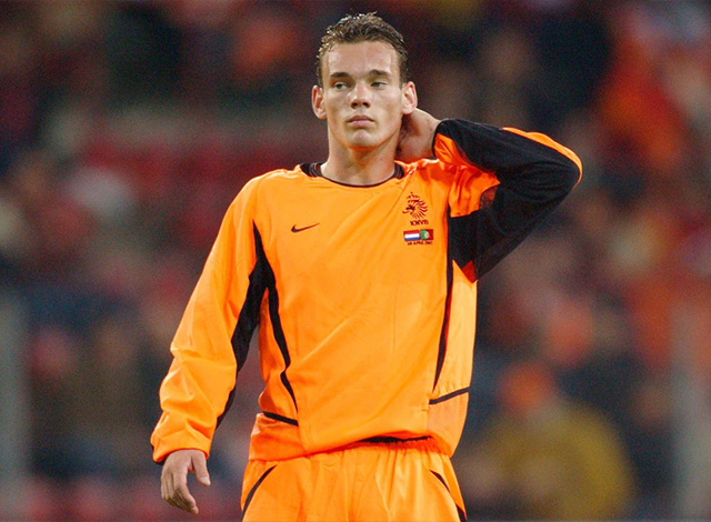 Wesley Sneijder debuteerde op de regenachtige Koninginnedag van 2003 in het Nederlands elftal tegen Portugal (1-1).