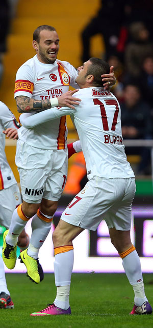 Wesley Sneijder en Burak Yilmaz bleven bij Galatasaray ondanks buitenlandse belangstelling.
