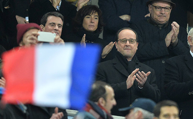 François Hollande en de Franse driekleur in één beeld gevangen.