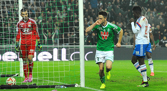 Ricky van Wolfswinkel maakt de tweede treffer van Saint-Étienne in de met 3-0 gewonnen confrontatie van vorig seizoen.