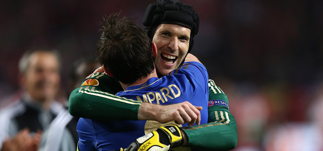 Chelsea-steunpilaren Petr Cech en Frank Lampard, hier na afloop van het winnen van de Europa League-finale van afgelopen seizoen tegen Benfica, kunnen zich spoedig scharen bij de exclusieve Club van Honderd in de Champions League.