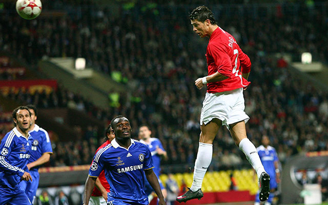 Cristiano Ronaldo torent in de Champions League-finale van 2008 hoog boven iedereen uit en kopt raak.