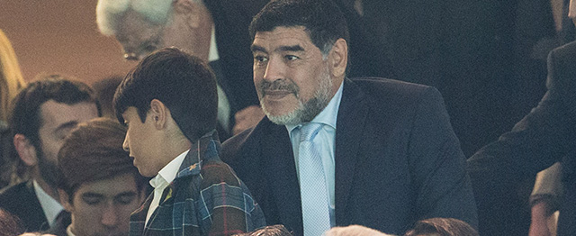 Op de tribune moest Diego Maradona lijdzaam toezien hoe zijn geliefde Napoli met twee goals verschil onderuit ging.