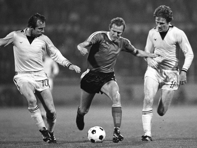 Theo Pahlplatz (nummer 10) en Ab Gritter proberen PSV-aanvaller René van de Kerkhof te stoppen. De rappe buitenspeler wordt ontdekt door trainer Kees Rijvers en begint zijn loopbaan bij FC Twente. De grootste successen boekt Van de Kerkhof bij PSV met drie titels, twee eindzeges in het bekertoernooi en de UEFA Cup in 1978. 