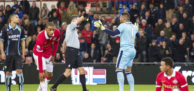 Van Sichem toont Coutinho de rode kaart. Rechts op de voorgrond de gevloerde Depay.