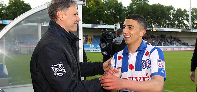 Marco van Basten en Bilal Basacikoglu, een van de jongelingen die definitief doorbrak bij SC Heerenveen dit seizoen. Volgt een Europa League-ticket als beloning?