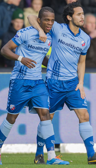 Cedric Badjeck en Mark van den Maarel zijn blij met de openingstreffer van FC Utrecht.