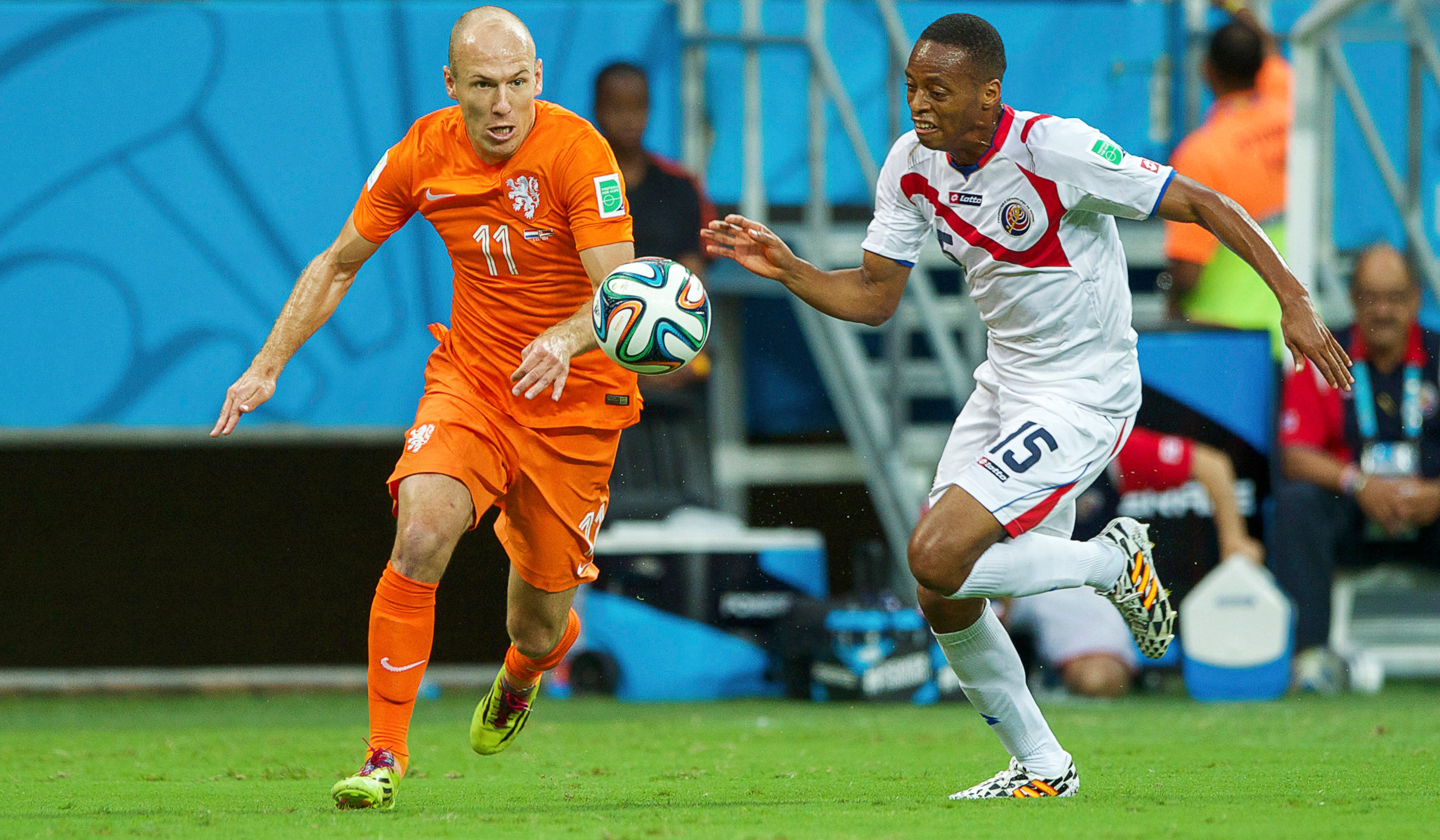 Arjen Robben werd tegen Costa Rica flink aangepakt door de verdedigers. Hier wordt hij achterna gezeten door Júnior Diaz.