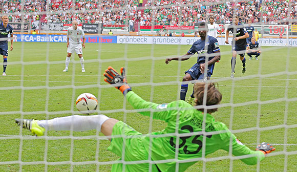 Salomon Kalou leidde Hertha BSC met een rake penalty naar een overwinning op bezoek bij FC Augsburg.
