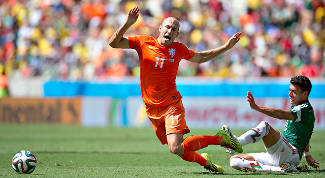 Héctor Moreno komt in de achtste finale tussen Oranje en Mexico te laat om Arjen Robben af te stoppen.