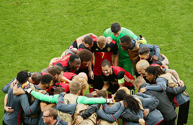 De Belgische spelers peppen elkaar op voor de confrontatie tegen de Italianen.