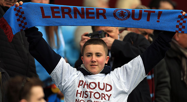 De fans van Aston Villa toonden zaterdag opnieuw hun onvrede. Zo zwaaiden ze in de slotfase massaal met witte zakdoekjes. De teleurstelling over de naderende degradatie is groot.