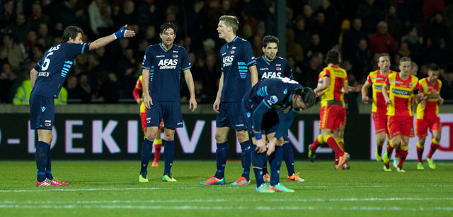 AZ beleeft in Deventer juist een beroerde avond (2-1). Go Ahead Eagles troeft de Alkmaarders in felheid af en dat levert ook in het veld discussie op bij de gasten.